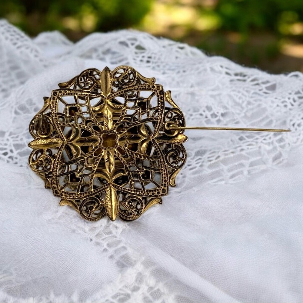 Vintage West Germany Ornate Brass Filigree Emerald Green Rhinestone Brooch Pin - Picture 7 of 8